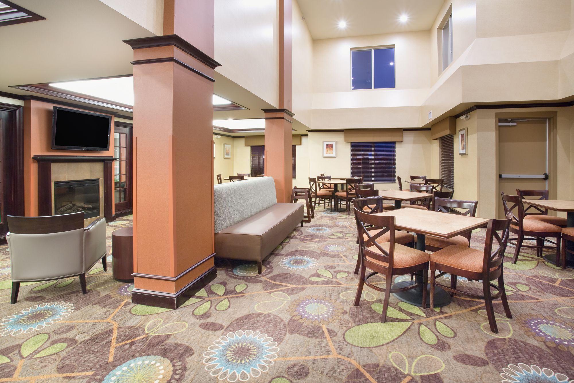 Holiday Inn Express Hotel & Suites Minot South