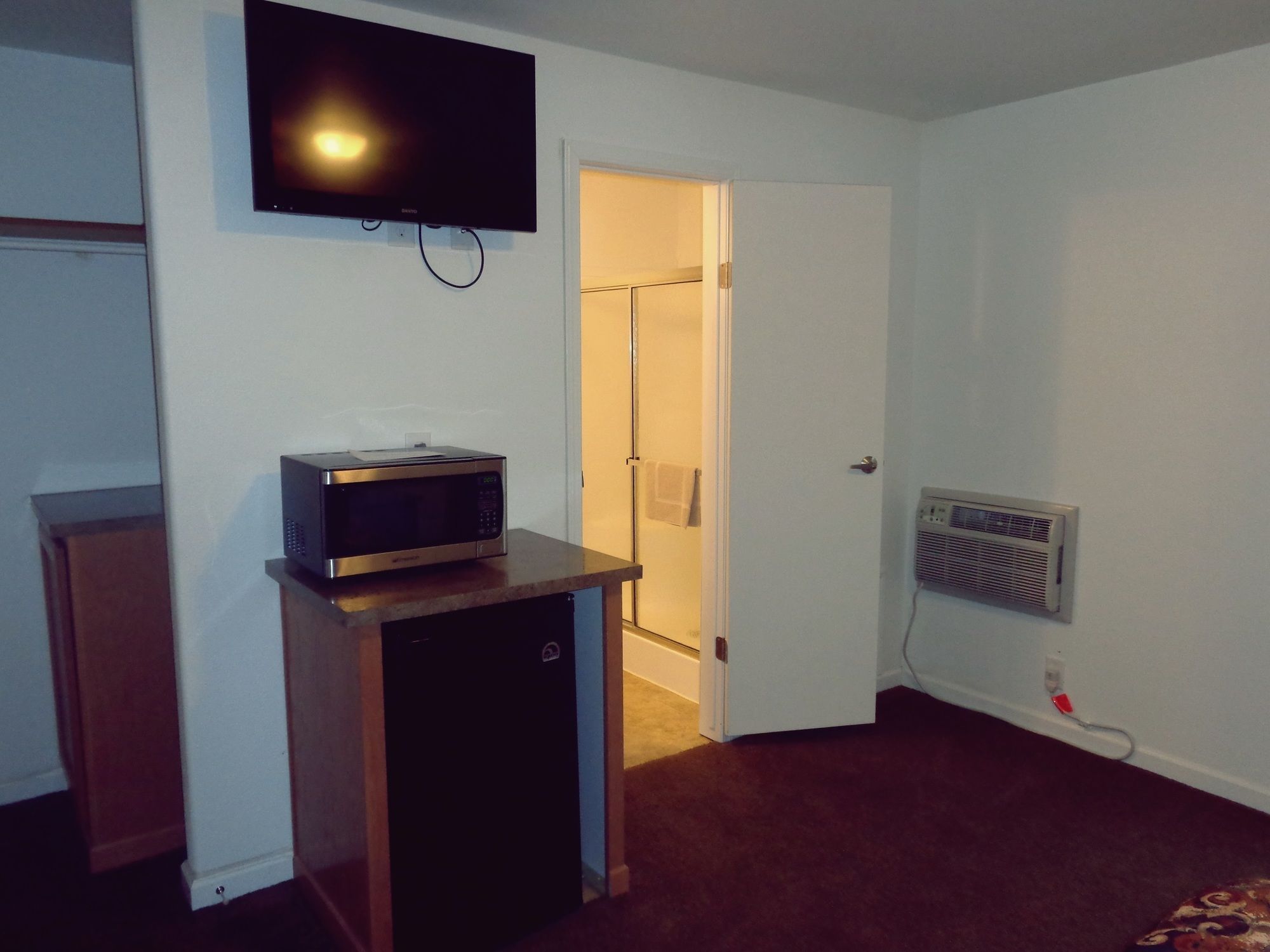 Crashpad Bunkhouse & Noonan Hotel