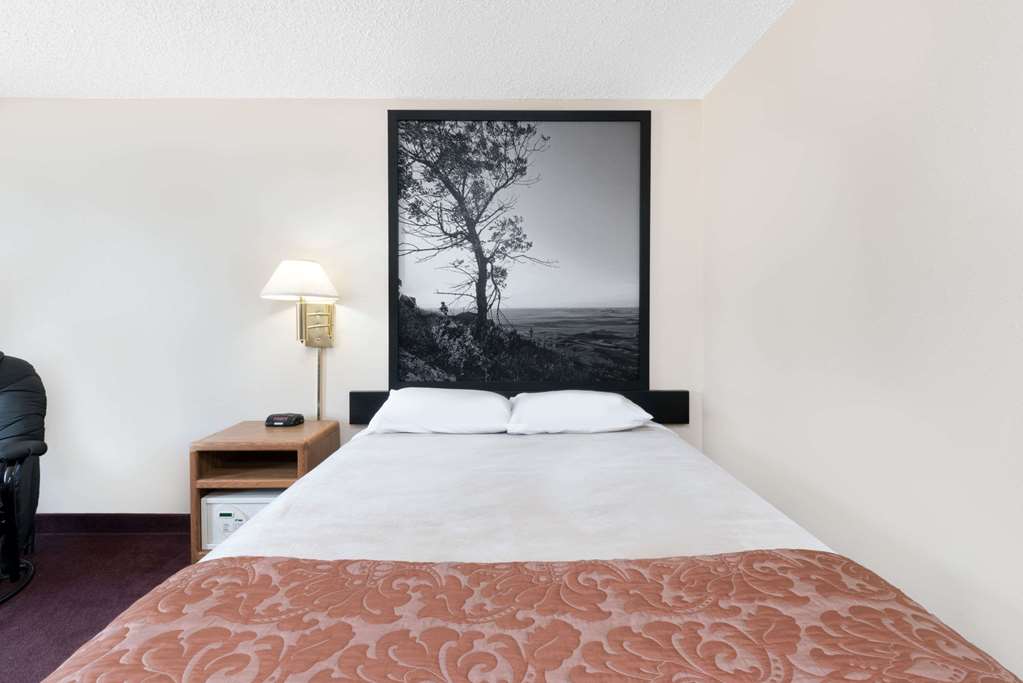 Super 8 by Wyndham Valley City