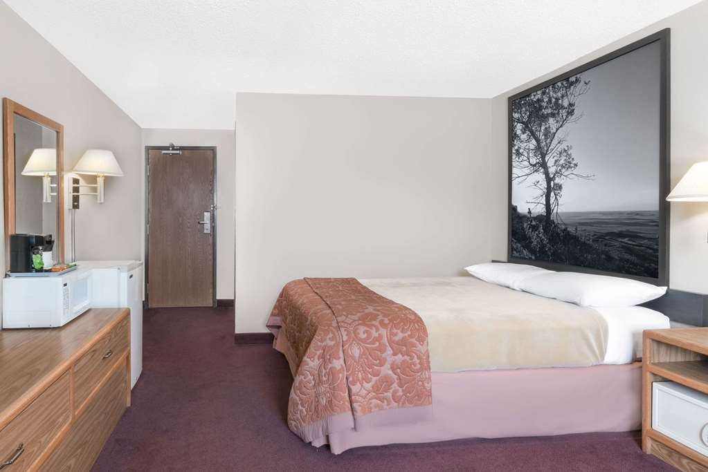 Super 8 by Wyndham Valley City
