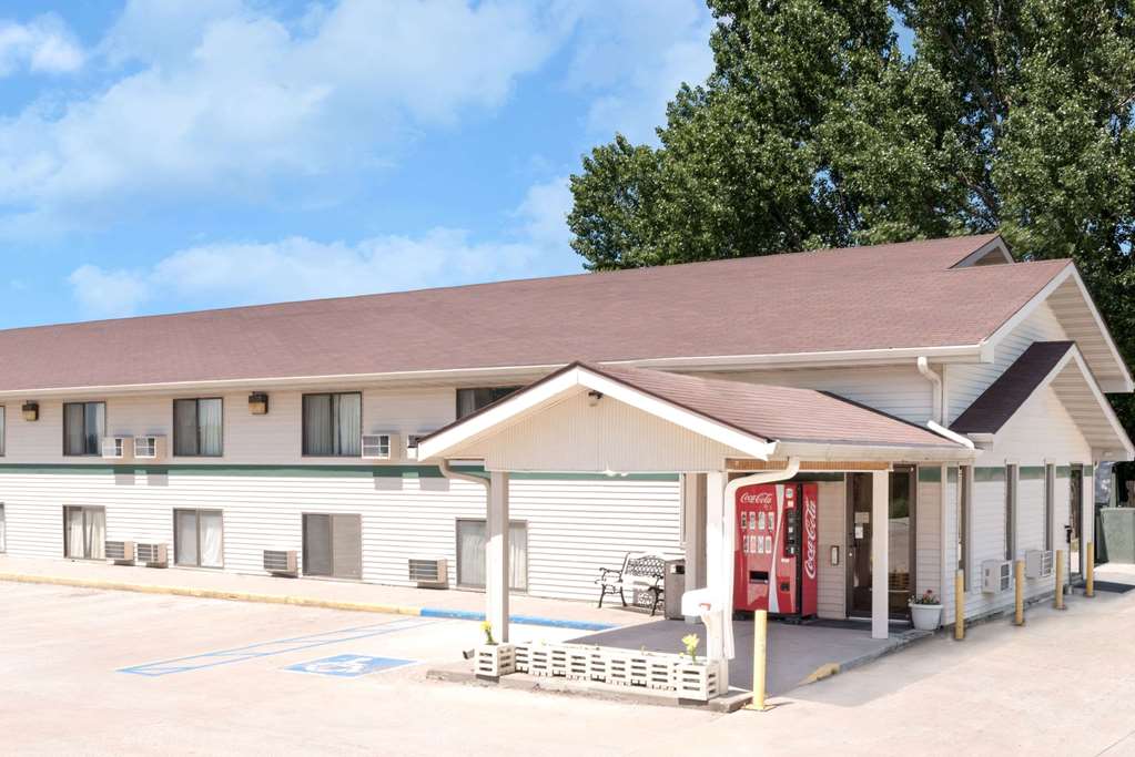 Super 8 by Wyndham Valley City