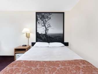 Super 8 by Wyndham Valley City