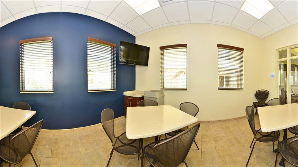 Holiday Inn Express Hotel & Suites Williston