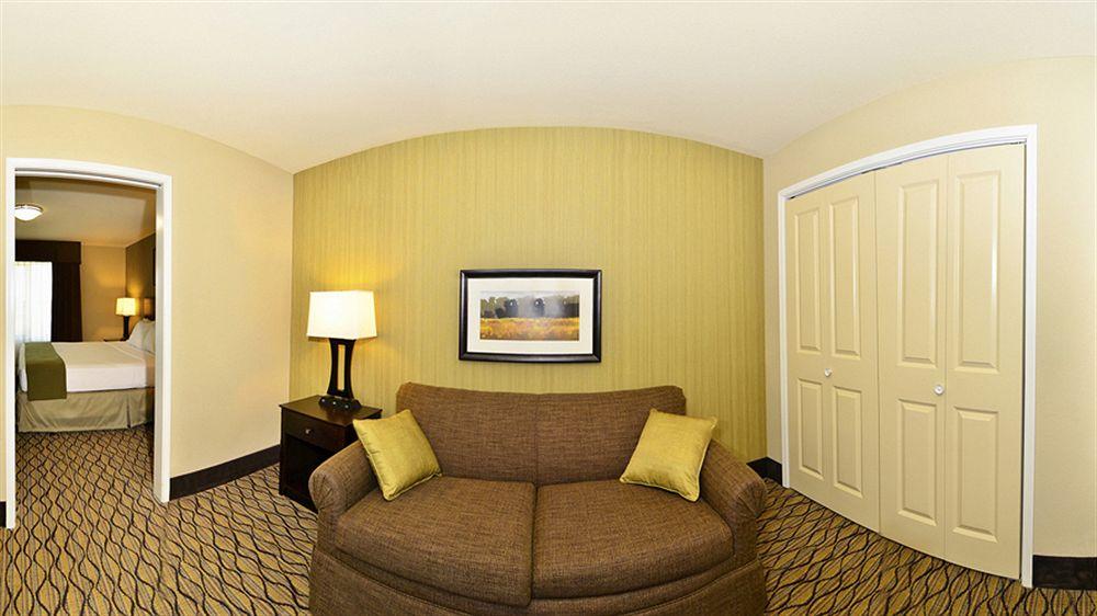 Holiday Inn Express Hotel & Suites Williston