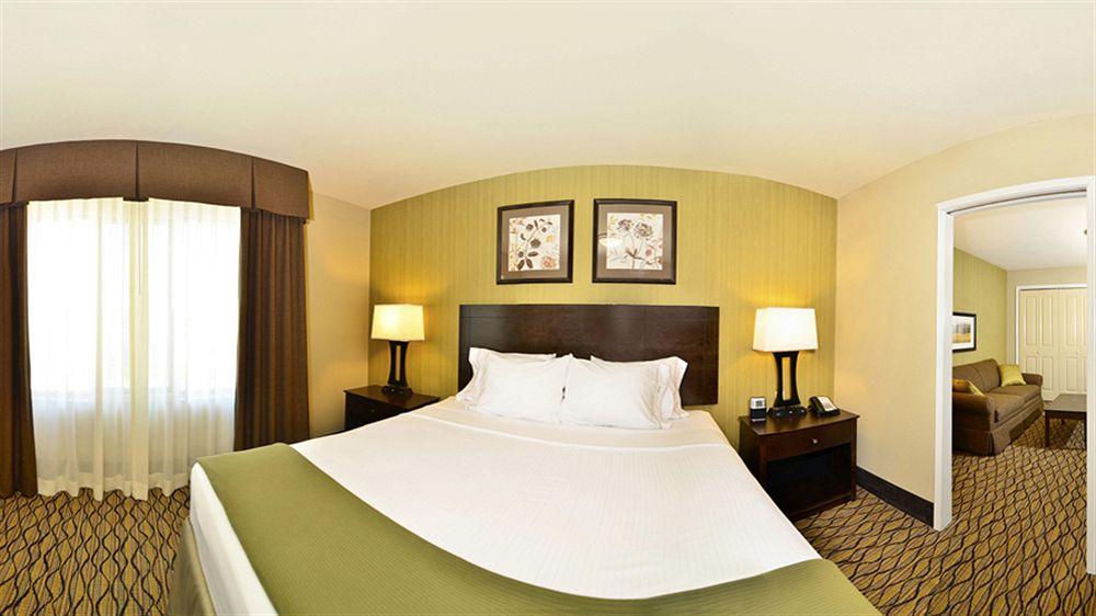 Holiday Inn Express Hotel & Suites Williston