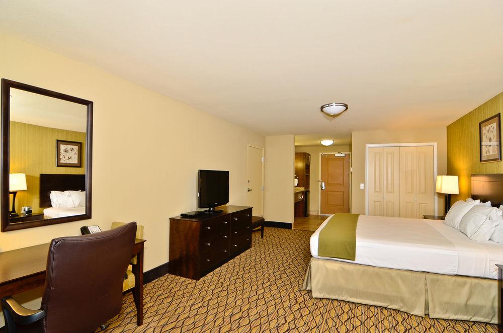 Holiday Inn Express Hotel & Suites Williston