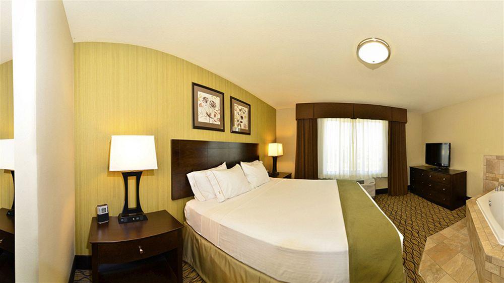 Holiday Inn Express Hotel & Suites Williston