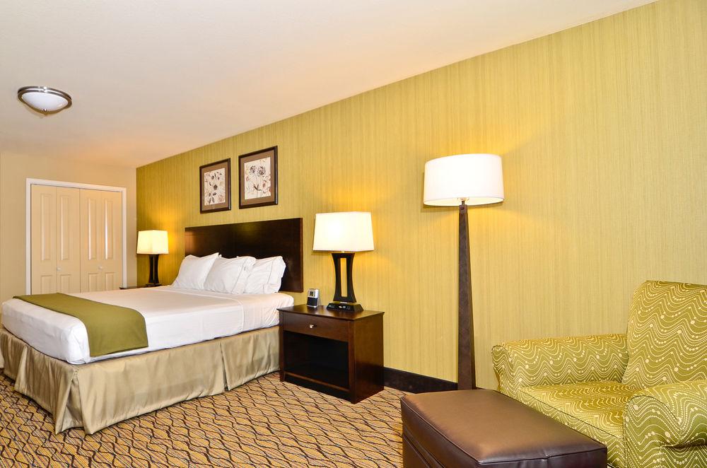 Holiday Inn Express Hotel & Suites Williston