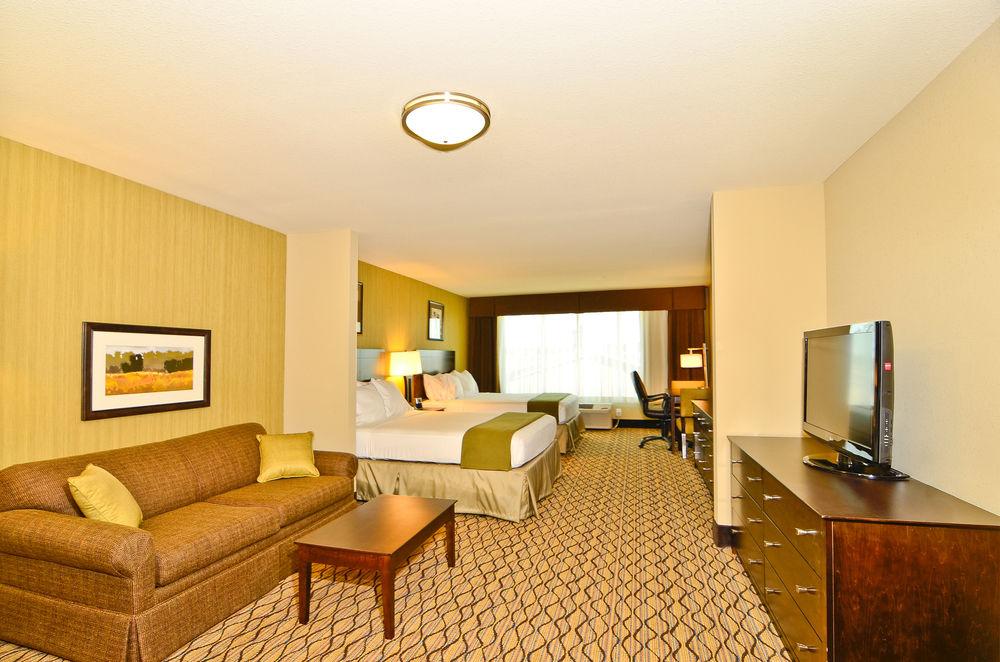 Holiday Inn Express Hotel & Suites Williston
