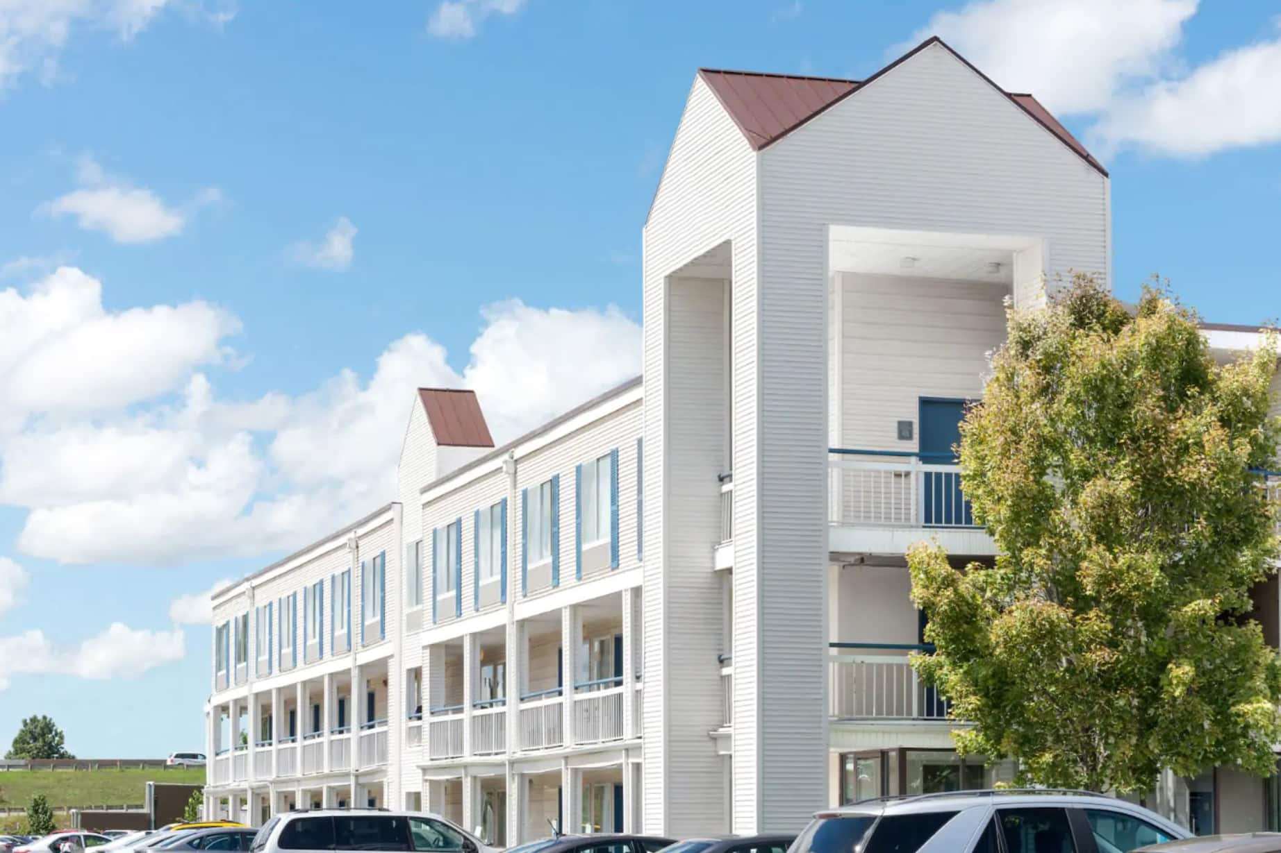 Howard Johnson by Wyndham Cleveland Airport