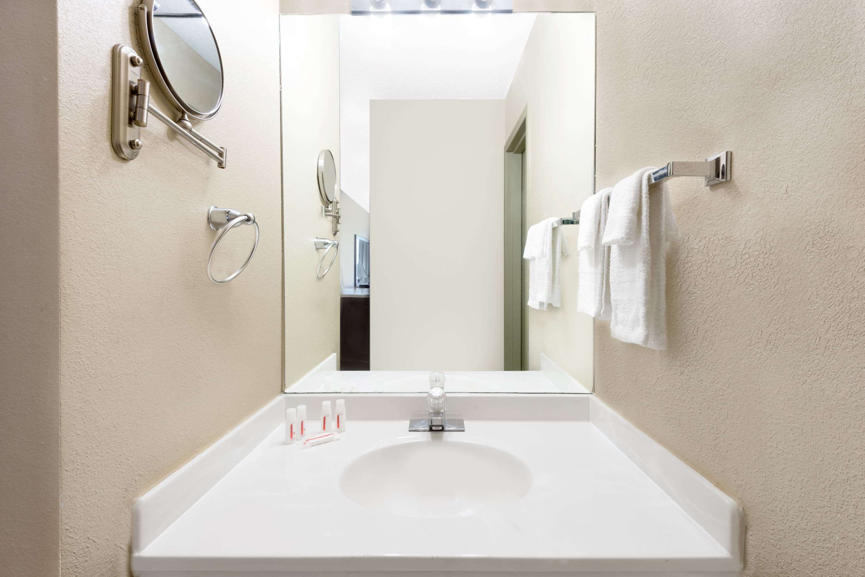 Howard Johnson by Wyndham Cleveland Airport