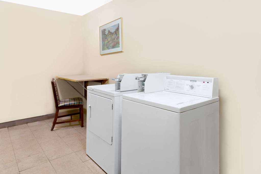 Howard Johnson by Wyndham Cleveland Airport