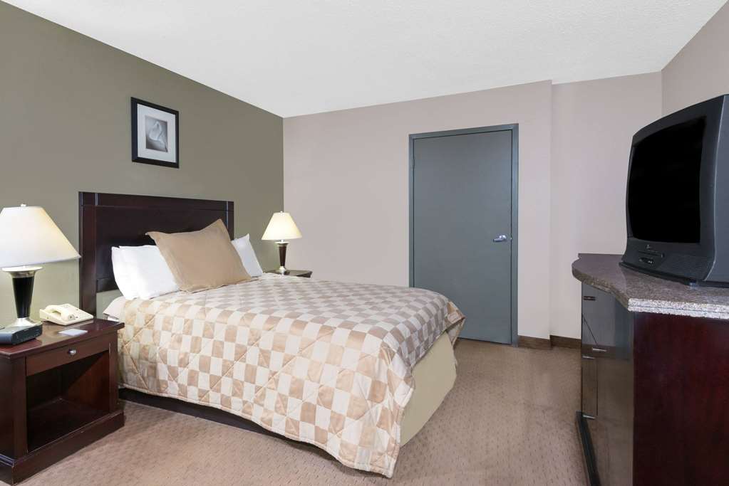 Howard Johnson by Wyndham Cleveland Airport