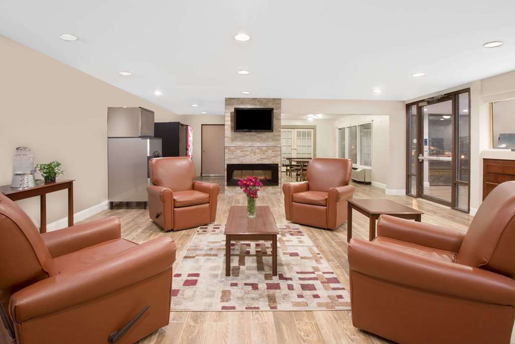 Howard Johnson by Wyndham Cleveland Airport