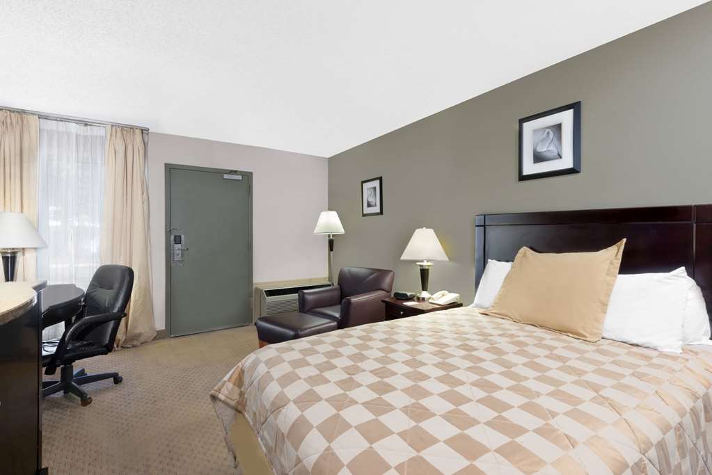 Howard Johnson by Wyndham Cleveland Airport