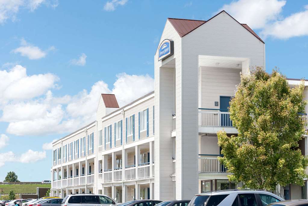 Howard Johnson by Wyndham Cleveland Airport