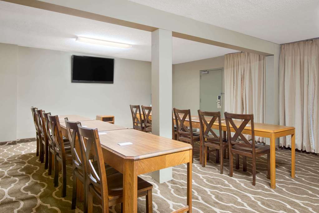 Howard Johnson by Wyndham Cleveland Airport