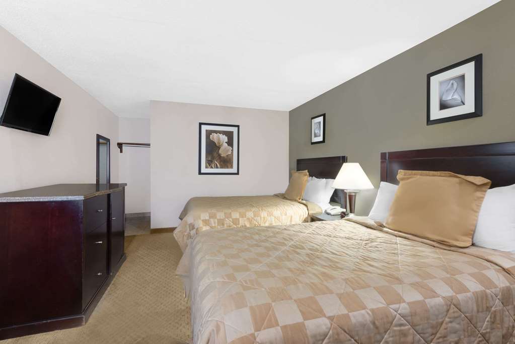 Howard Johnson by Wyndham Cleveland Airport