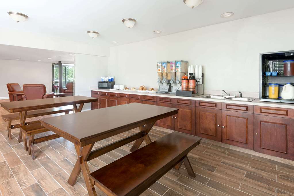 Howard Johnson by Wyndham Cleveland Airport