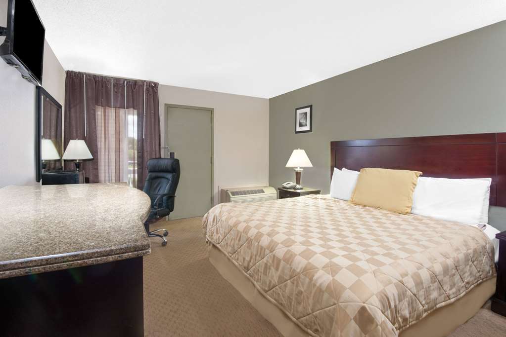 Howard Johnson by Wyndham Cleveland Airport