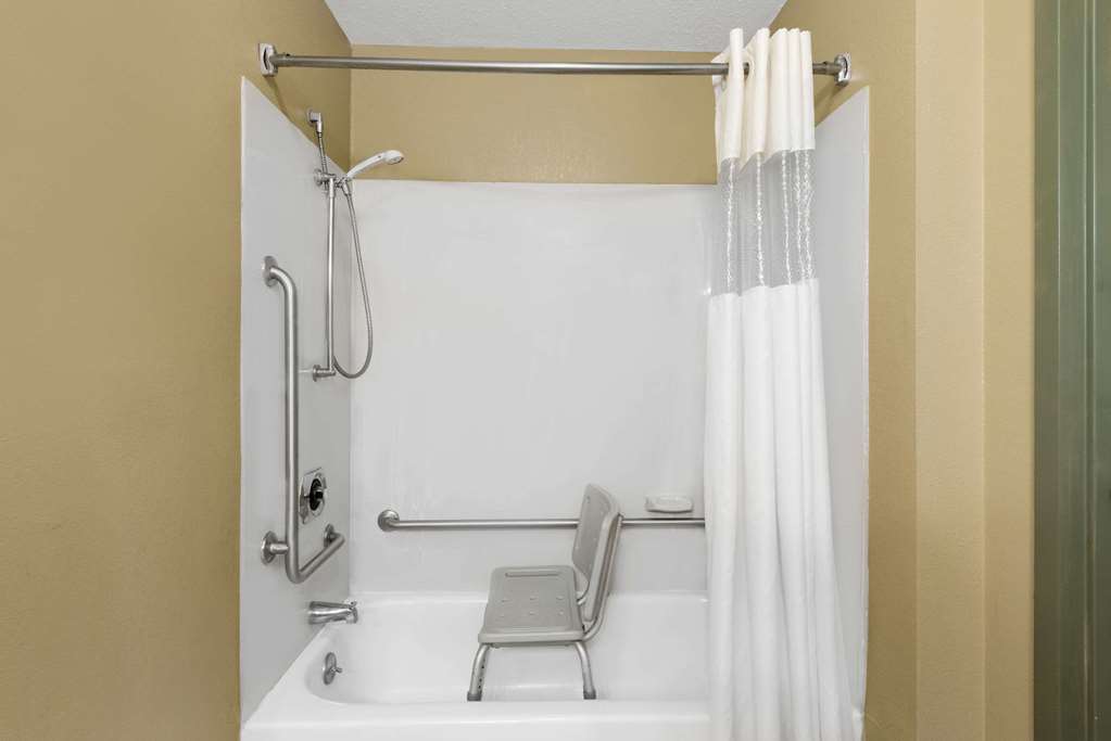 Howard Johnson by Wyndham Cleveland Airport