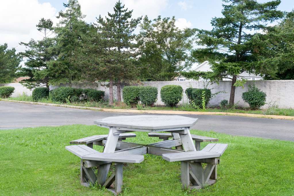 Howard Johnson by Wyndham Cleveland Airport