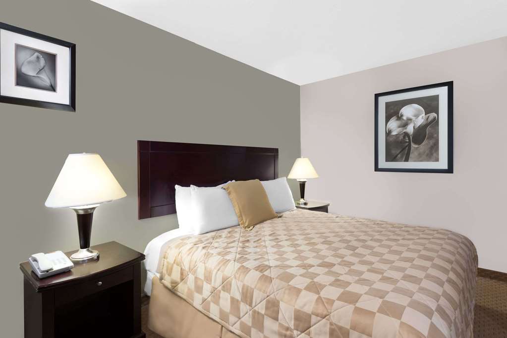 Howard Johnson by Wyndham Cleveland Airport