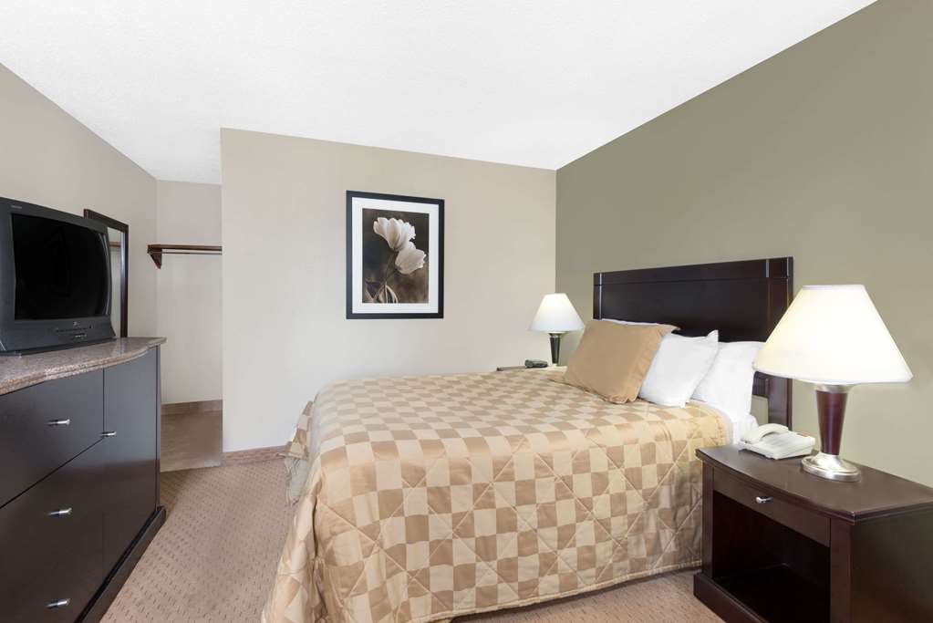 Howard Johnson by Wyndham Cleveland Airport