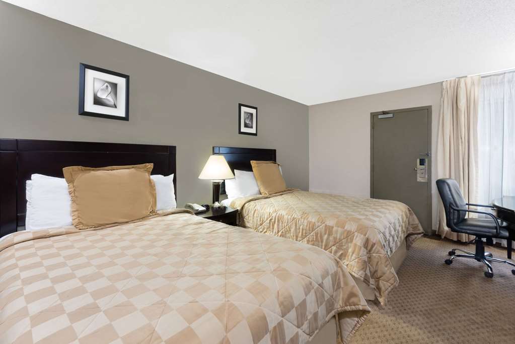 Howard Johnson by Wyndham Cleveland Airport