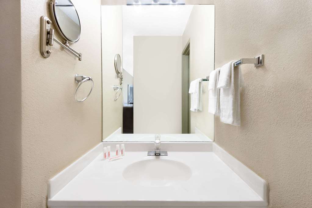 Howard Johnson by Wyndham Cleveland Airport