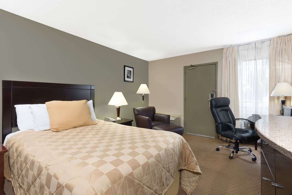 Howard Johnson by Wyndham Cleveland Airport