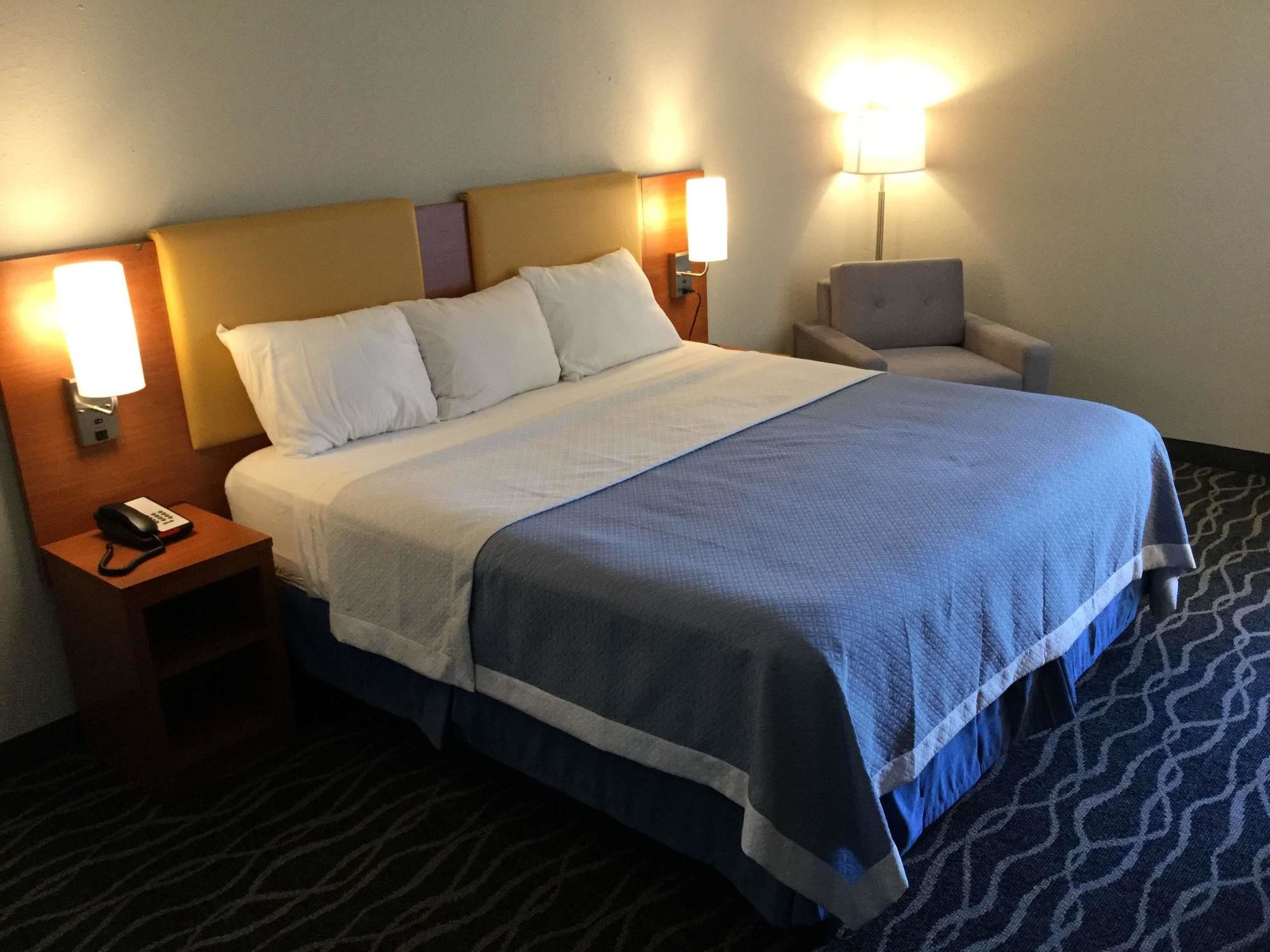 Days Inn & Suites by Wyndham Cincinnati North