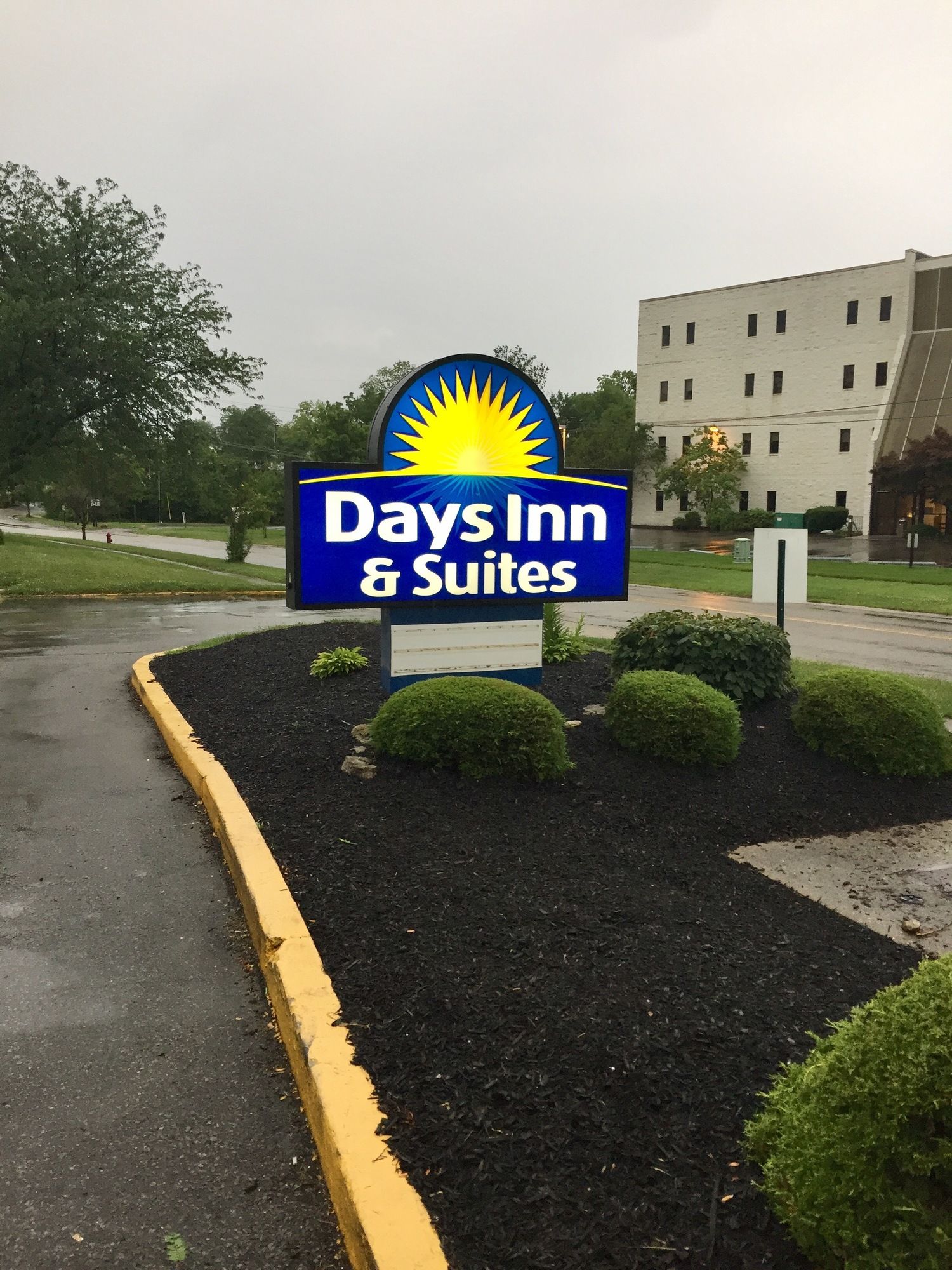 Days Inn & Suites by Wyndham Cincinnati North