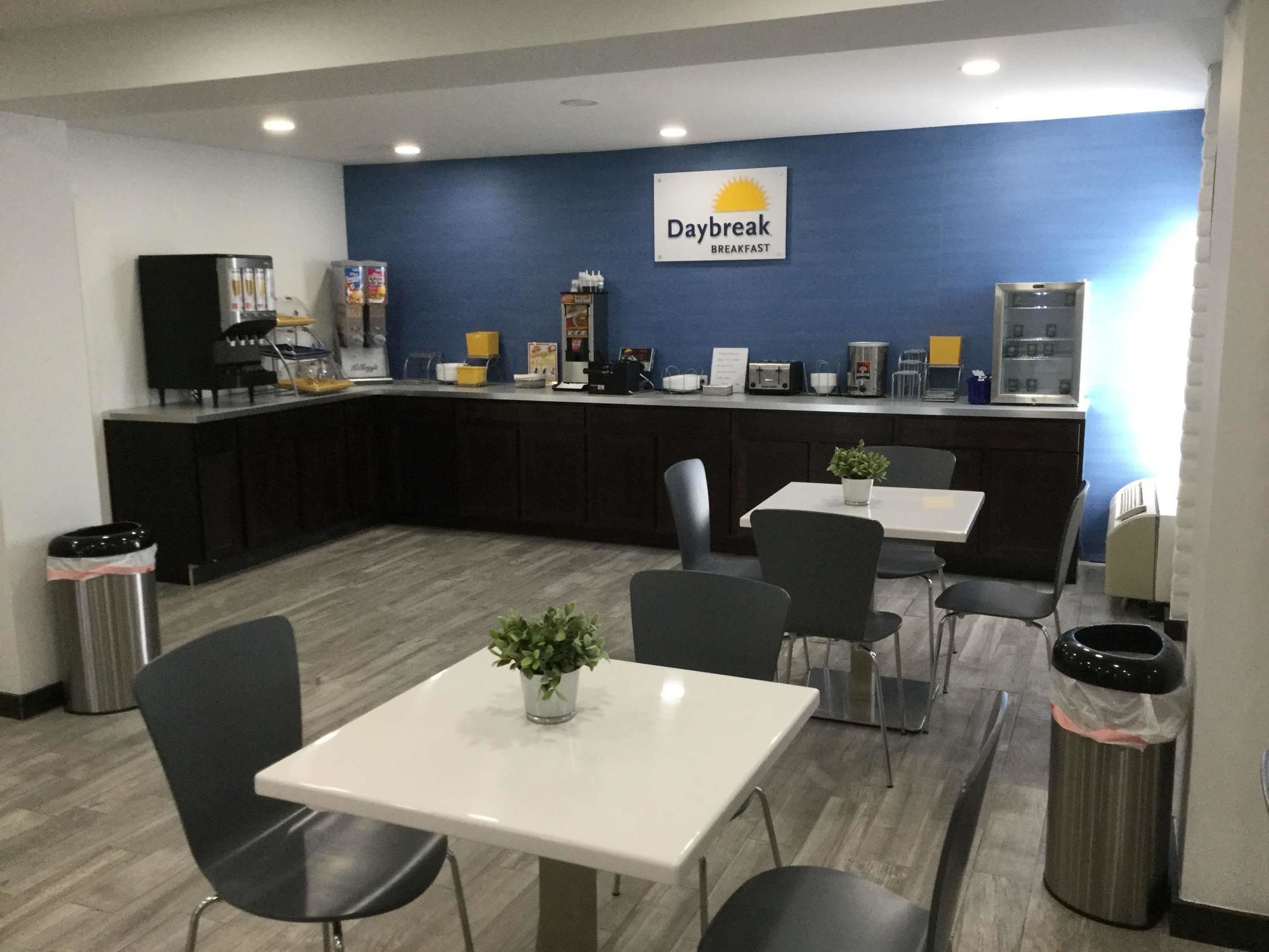 Days Inn & Suites by Wyndham Cincinnati North