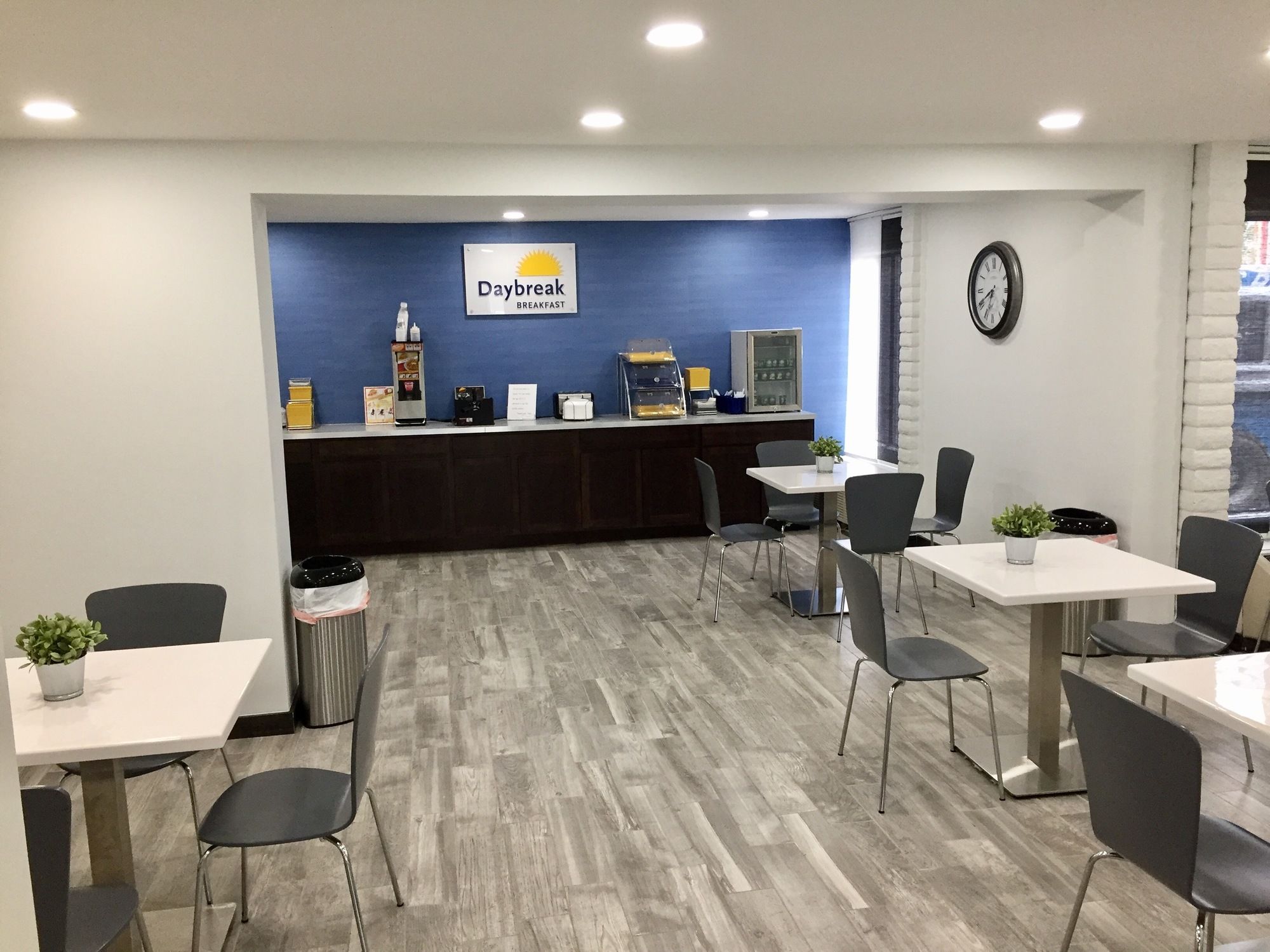 Days Inn & Suites by Wyndham Cincinnati North
