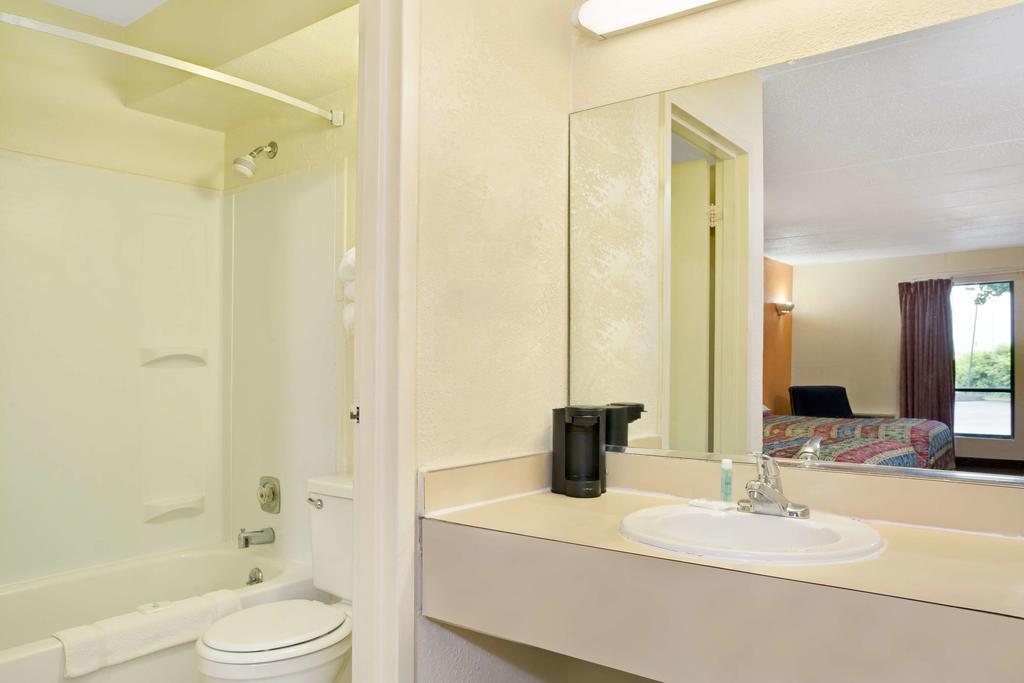 Days Inn by Wyndham Cincinnati East