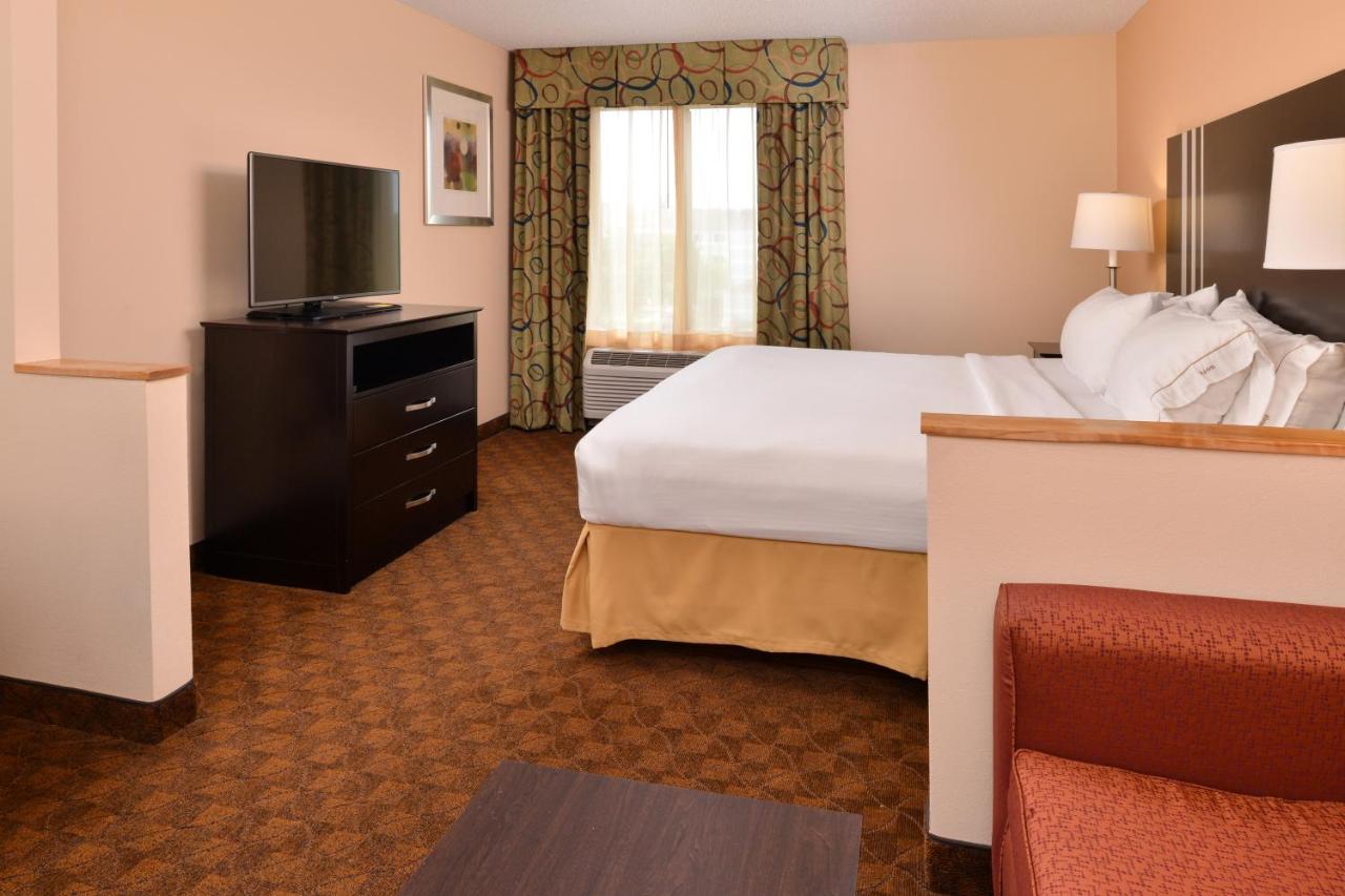 Holiday Inn Express & Suites Cincinnati - Blue Ash