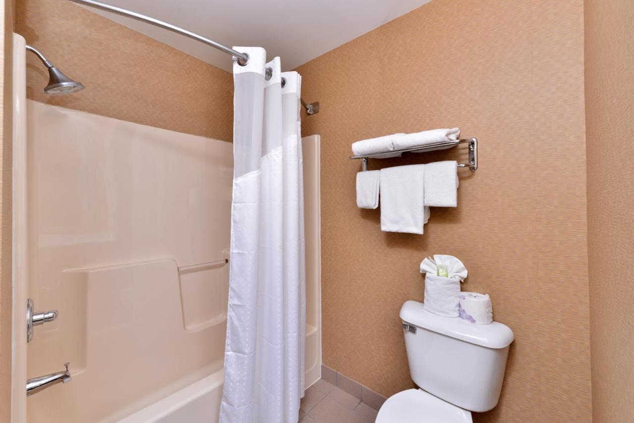 Holiday Inn Express & Suites Cincinnati - Blue Ash