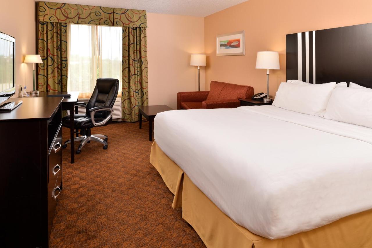 Holiday Inn Express & Suites Cincinnati - Blue Ash