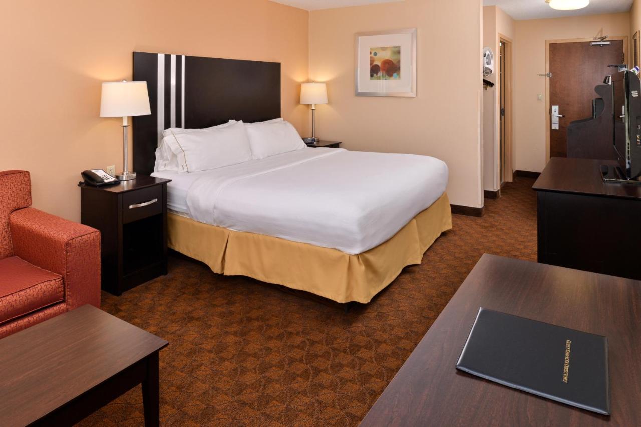 Holiday Inn Express & Suites Cincinnati - Blue Ash
