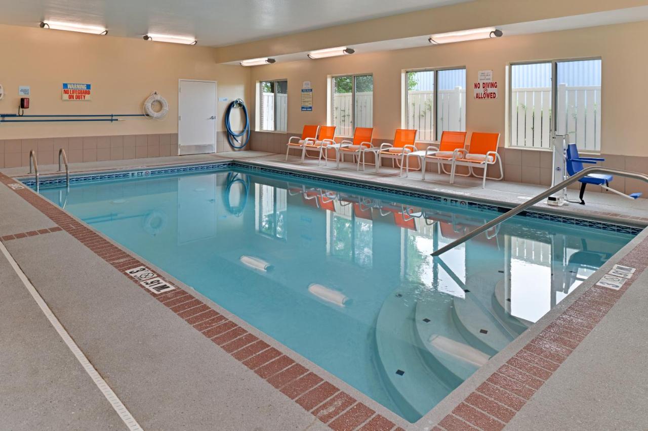 Holiday Inn Express & Suites Cincinnati - Blue Ash