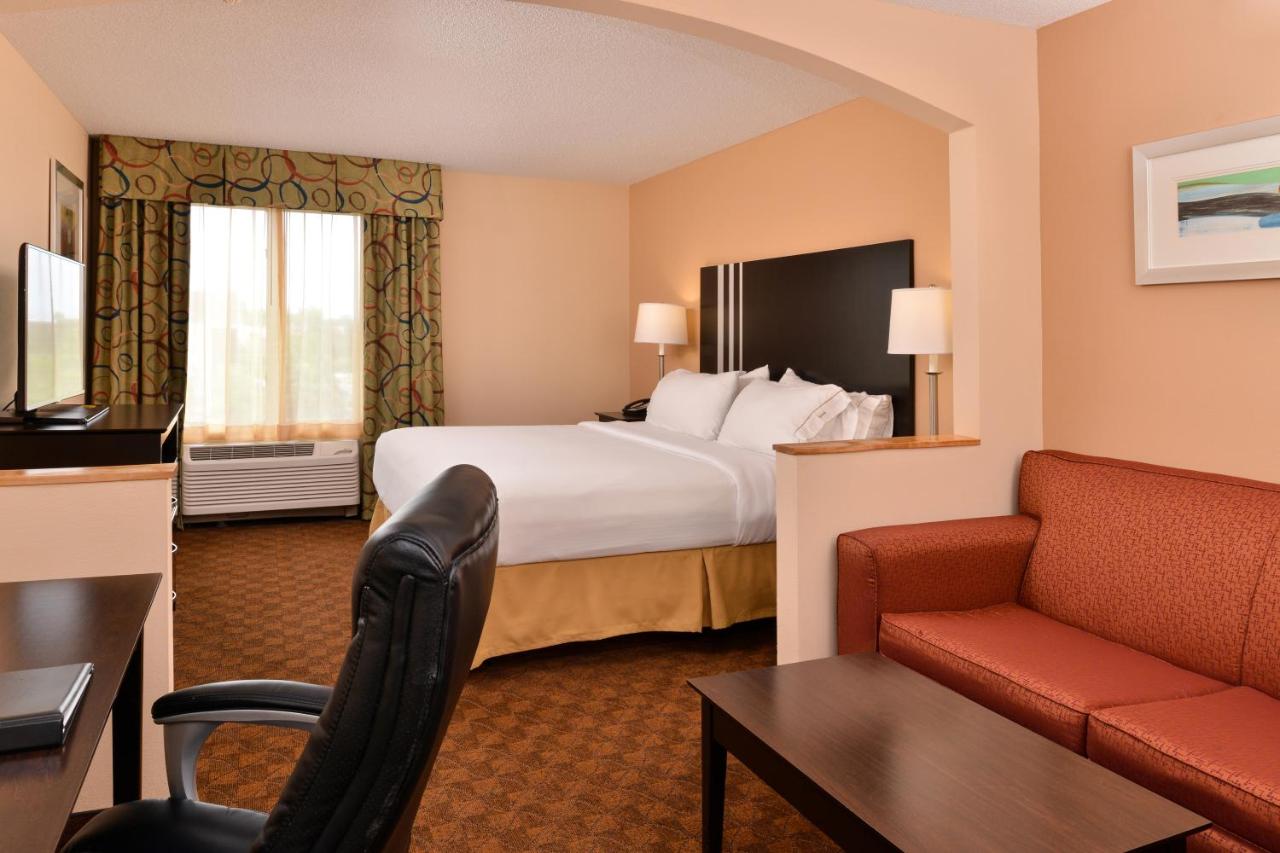 Holiday Inn Express & Suites Cincinnati - Blue Ash