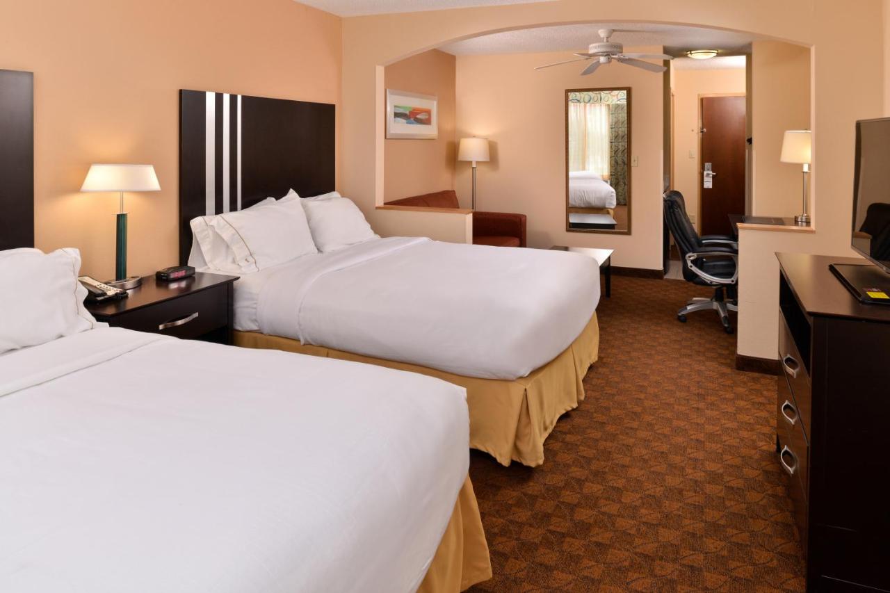 Holiday Inn Express & Suites Cincinnati - Blue Ash