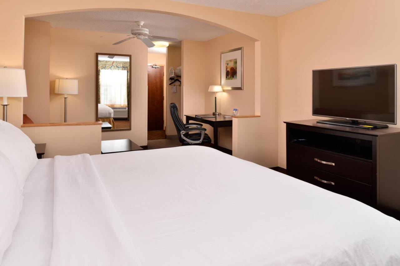 Holiday Inn Express & Suites Cincinnati - Blue Ash