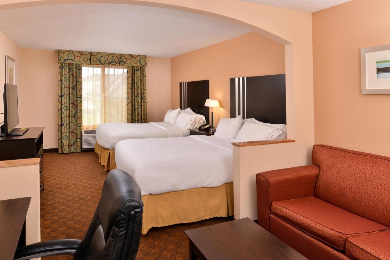 Holiday Inn Express & Suites Cincinnati - Blue Ash