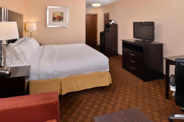 Holiday Inn Express & Suites Cincinnati - Blue Ash