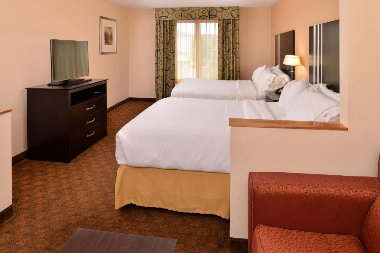 Holiday Inn Express & Suites Cincinnati - Blue Ash