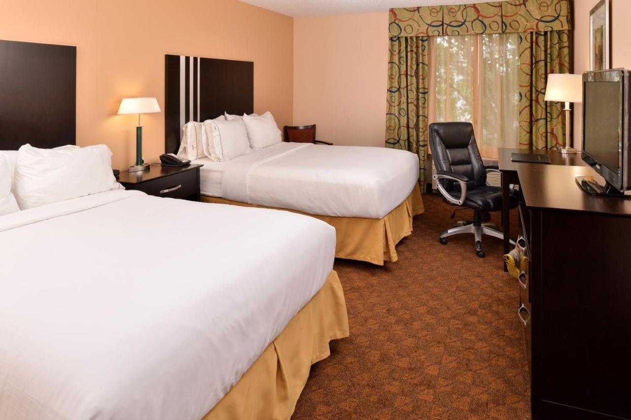 Holiday Inn Express & Suites Cincinnati - Blue Ash