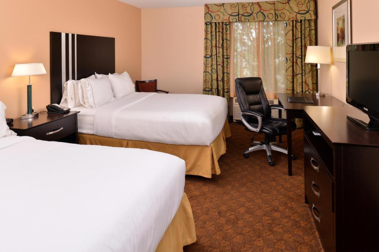 Holiday Inn Express & Suites Cincinnati - Blue Ash