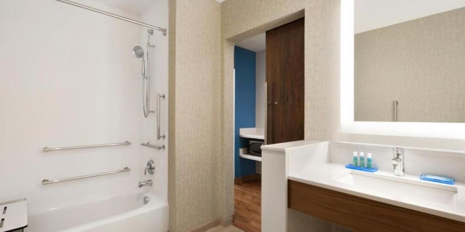 Holiday Inn Express & Suites Cincinnati NE Red Bank Road